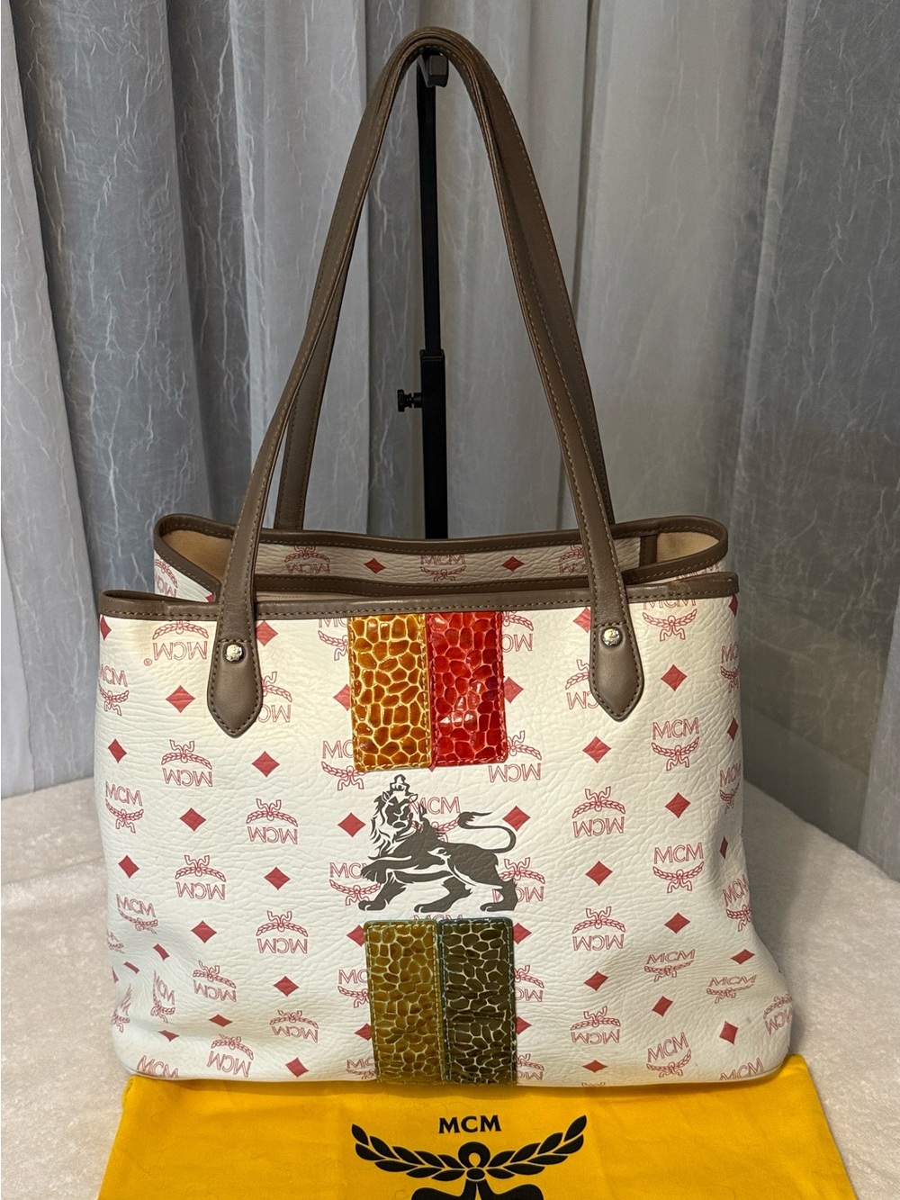 💯 Authentic MCM Visetos White Lion Princess & Logo-Print Tote,  Red,Olive Panels